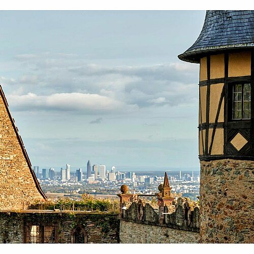 Weitblicke 

Mit diesem wundervollen Ausblick von der Burg Kronberg bis hinunter zur Frankfurter Skyline wollen wir Euch...